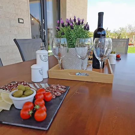 Stare Brajde In Vela Traba - Haus Fuer 6 Personen 파진